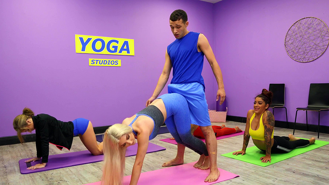 Yoga skylar vox Chrissy Teigen's